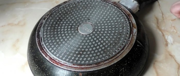 Πώς να καθαρίσετε τα αντικολλητικά μαγειρικά σκεύη από εναποθέσεις άνθρακα με αυτά που έχετε ήδη στην κουζίνα