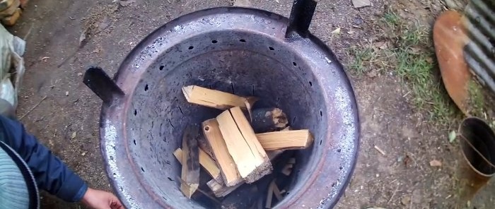 Sådan laver du en røgfri komfur til at brænde haveaffald