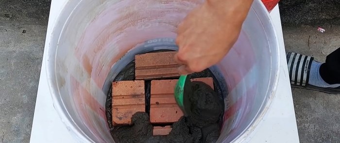 Kaip pasidaryti bedūminę krosnelę naudojant cementą ir porą plastikinių kibirų