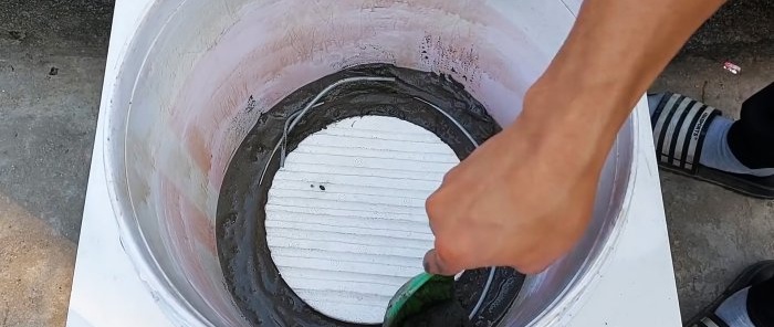Sådan laver du en røgfri komfur ved hjælp af cement og et par plastikspande