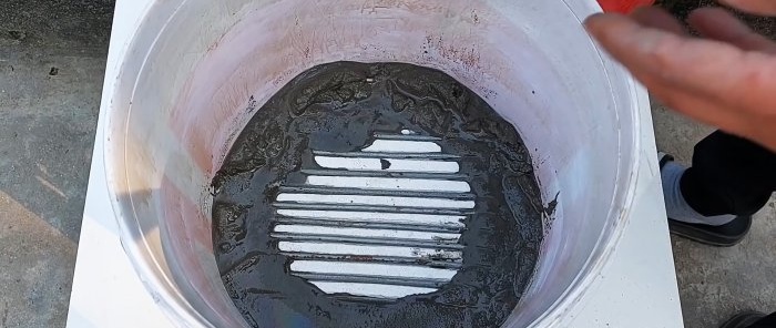 Come realizzare una stufa senza fumo utilizzando cemento e un paio di secchi di plastica