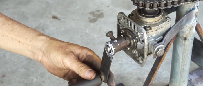 Kā izgatavot domkratu no motocikla ķēdes slīpmašīnas pārnesumkārbas un zobratiem