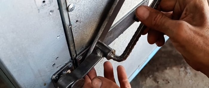 كيفية صنع مقبض الباب بمزلاج سحب