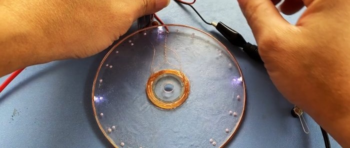 Ako vyrobiť LED hodinky s bezdrôtovým podsvietením ručičiek a ciferníka