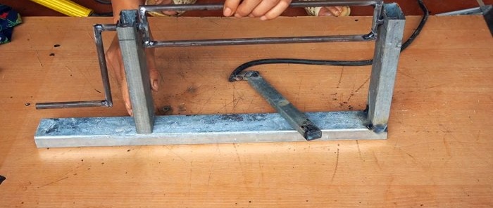 Paano gumawa ng isang aparato para sa paghabi ng chain-link mesh mula sa 4 mm steel wire
