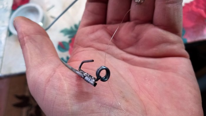 Cómo hacer un dispositivo de autoenganche para pescar con caña de pescar