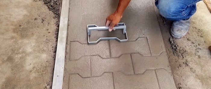 Hoe maak je een stempel en embossing onder straatstenen op beton?