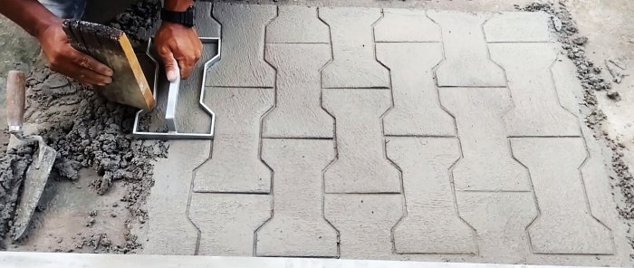 Come realizzare un timbro e un rilievo sotto le lastre di pavimentazione su cemento