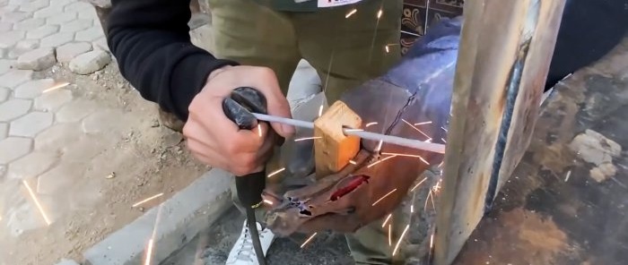 Com ensenyar a un soldador novell a subjectar un elèctrode i fer soldadures d'alta qualitat