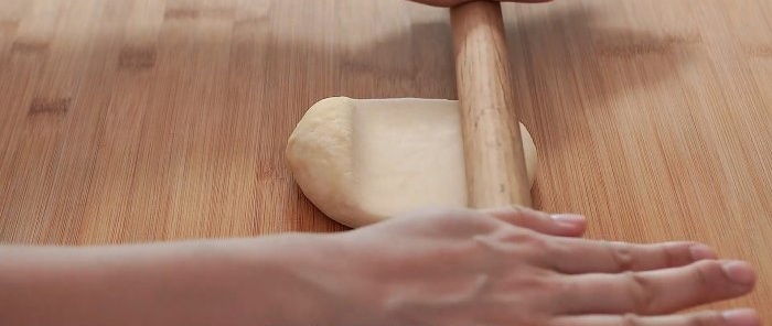 Wie man Käse-Kartoffel-Scone in einer Bratpfanne ohne Ofenhefe und Eier zubereitet