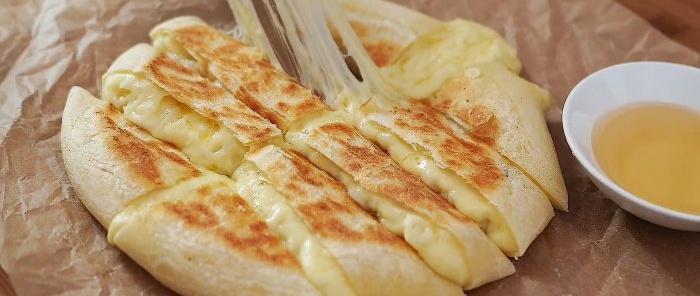 Πώς να φτιάξετε τυρί και πατάτα σε τηγάνι χωρίς μαγιά φούρνου και αυγά