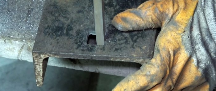 Hur man gör ett fullfjädrat städ från resterna av profilerad metall