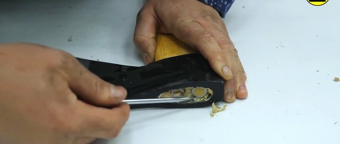 Wie man eine Axt mit zwei Klingen herstellt, um schnell Holz zu hacken