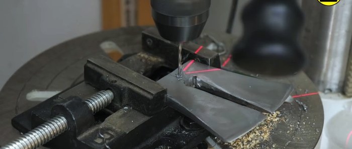 Kā izgatavot cirvi ar diviem asmeņiem ātrai malkas griešanai