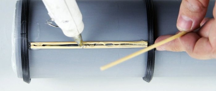 Hvordan man laver en rulle fra et PVC-rør og efterligner murværk hurtigt og billigt på en kran