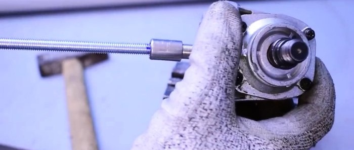 Paano gumawa ng high-altitude hedge trimmer mula sa isang grinder gearbox at isang screwdriver
