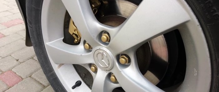 Hvordan fjerne en leppe på en bilbremseskive uten å fjerne den