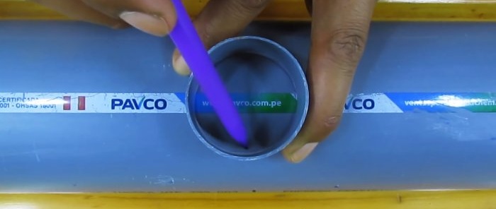 Hur man limmar ett tunt PVC-rör i ett stort utan en tee