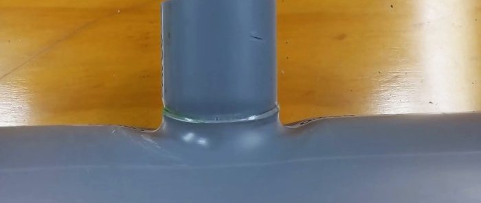 Cómo pegar un tubo delgado de PVC a uno grande sin T