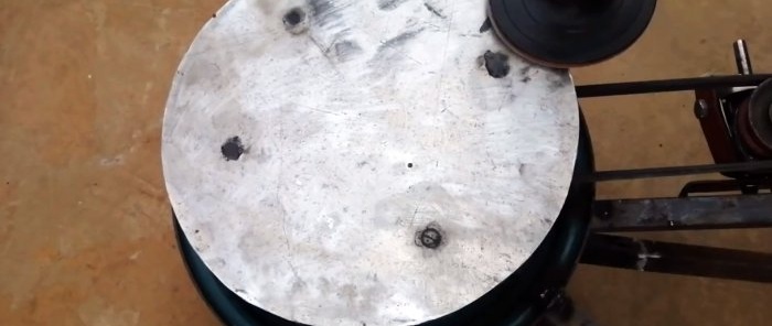 Smergel fra bildele drevet af en boremaskine