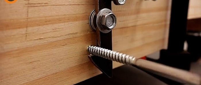 Um dispositivo simples permitirá que você mova facilmente uma enorme bancada ou rack quando necessário