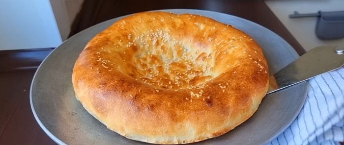 สูตรที่น่าทึ่งสำหรับการทำขนมปังแบนอุซเบกบนเตาโดยไม่ต้องใช้เตาทันดูร์หรือเตาอบ