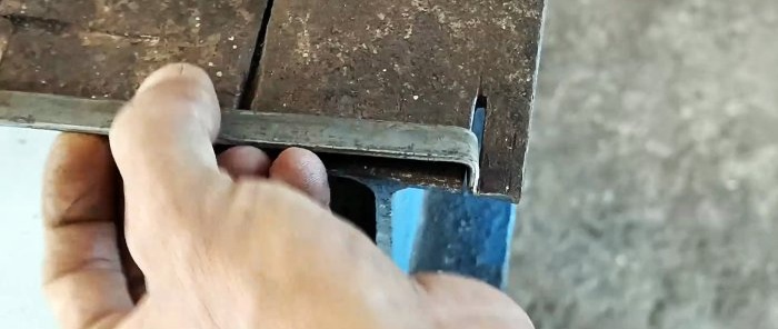 Eenvoudige schuifdeursluiting met drukknop om te openen