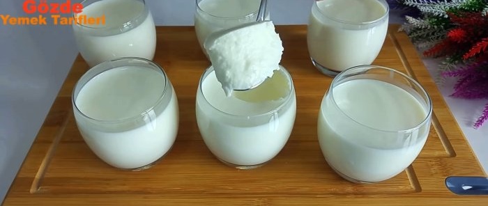 Hemligheten med att göra hemmagjord yoghurt utan en yoghurttillverkare Skeden kostar