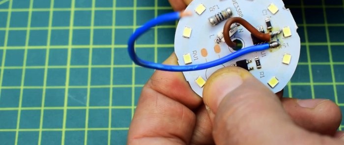 Kaip pridėti ryškumo valdymą prie LED lempos
