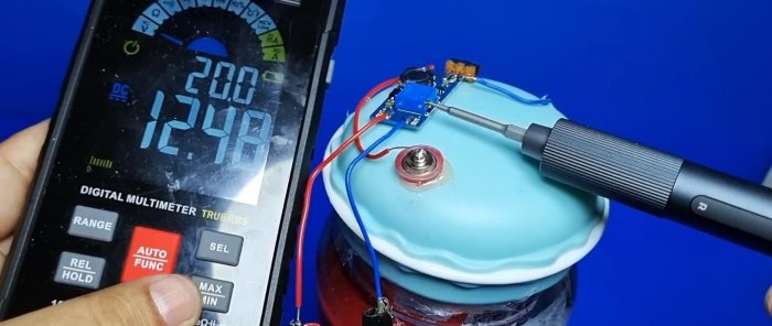 Како направити батеријску лампу која ради на води