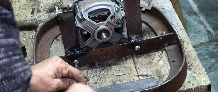 Två i ett: hur man gör en bandslip och polermaskin från en tvättmaskinsmotor och en gammal stötdämpare