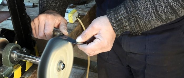 Två i ett: hur man gör en bandslip och polermaskin från en tvättmaskinsmotor och en gammal stötdämpare