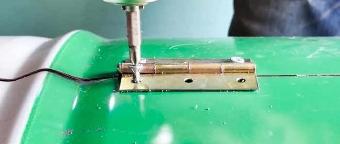 Hoe maak je een handige en aantrekkelijke tuingootsteen van een metalen vat