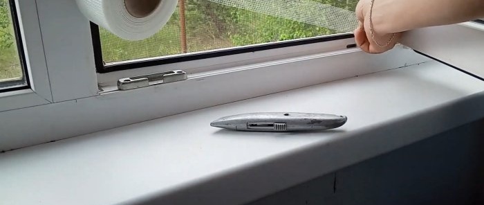 Blixtsnabb reparation av myggnät utan att ta bort det från fönstret
