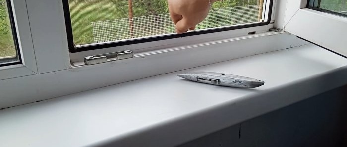 Zibens ātrs moskītu tīkla remonts, nenoņemot to no loga