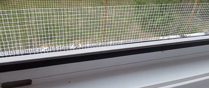 Lightning-fast mosquito net repair without removing it from the window