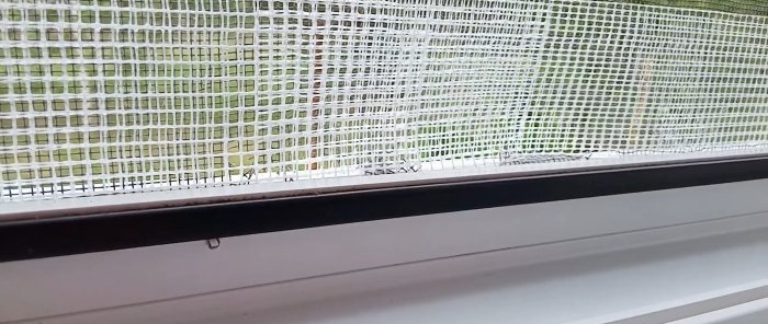 Zibens ātrs moskītu tīkla remonts, nenoņemot to no loga