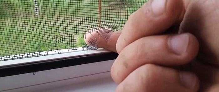 Επισκευή αστραπιαίας κουνουπιέρας χωρίς να την αφαιρέσετε από το παράθυρο