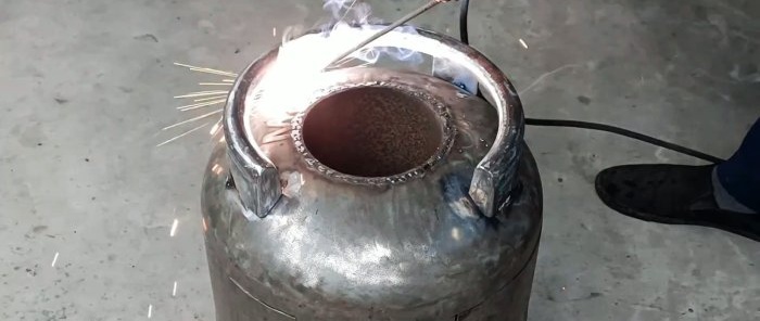 Eski bir gaz silindirinden 2'si 1 arada fırın, fırın ve yemek pişirmek için ocak