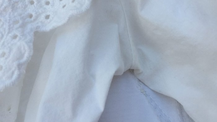 Hur man tar bort svettfläckar från vita kläder utan dyra kemikalier