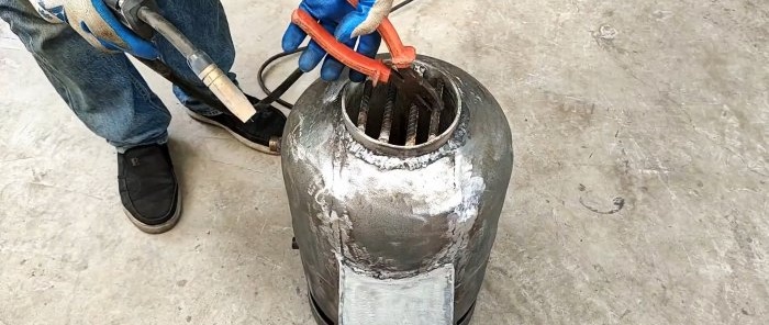 Hvordan lage en 2 i 1 vedovn fra en gassflaske med parallell oppvarming av vann