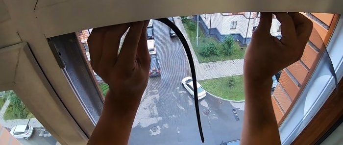 Wie man zu einem Bruchteil der Kosten ein Moskitonetz ohne Rahmen für ein Fenster herstellt