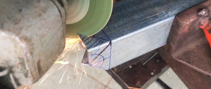 Cómo hacer una conexión final entre un tubo cuadrado y uno redondo