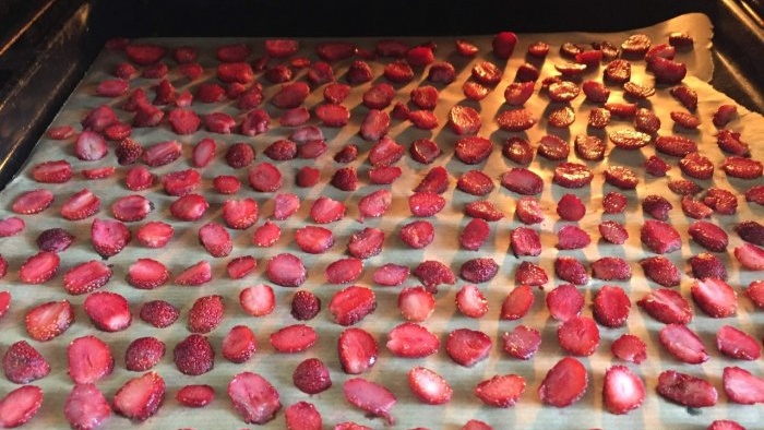 Jak správně sušit jahody v troubě