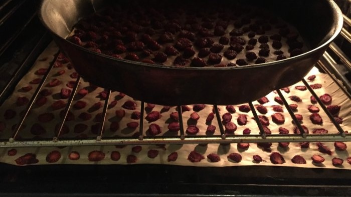 Sådan tørrer du jordbær korrekt i ovnen