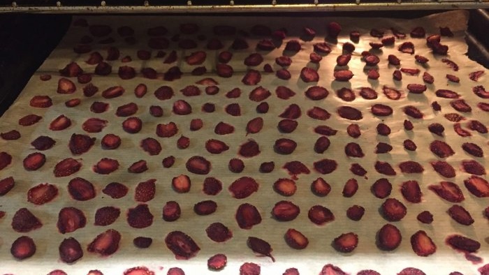 איך לייבש נכון תותים בתנור