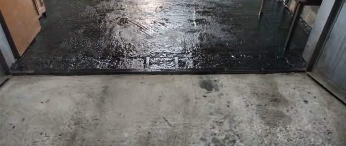 De betonnen vloer in de garage zal niet stoffig en afbrokkelen als je hem bedekt met een zelfgemaakte compositie
