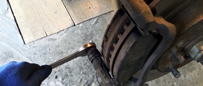 Comment réparer un étrier de frein coincé