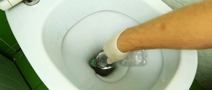 So entfernen Sie Kalkablagerungen ganz einfach und ohne Spezialwerkzeug aus einer Toilette