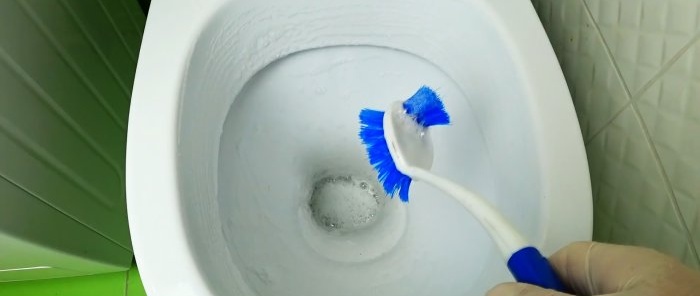 Cum să îndepărtați cu ușurință calcarul dintr-o toaletă fără unelte speciale